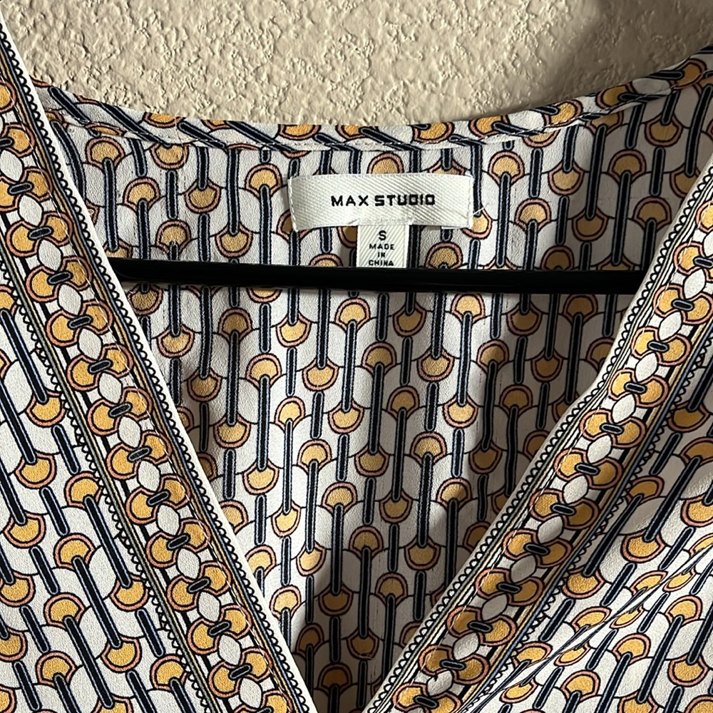 Blouse with Design - Picture 2 of 3